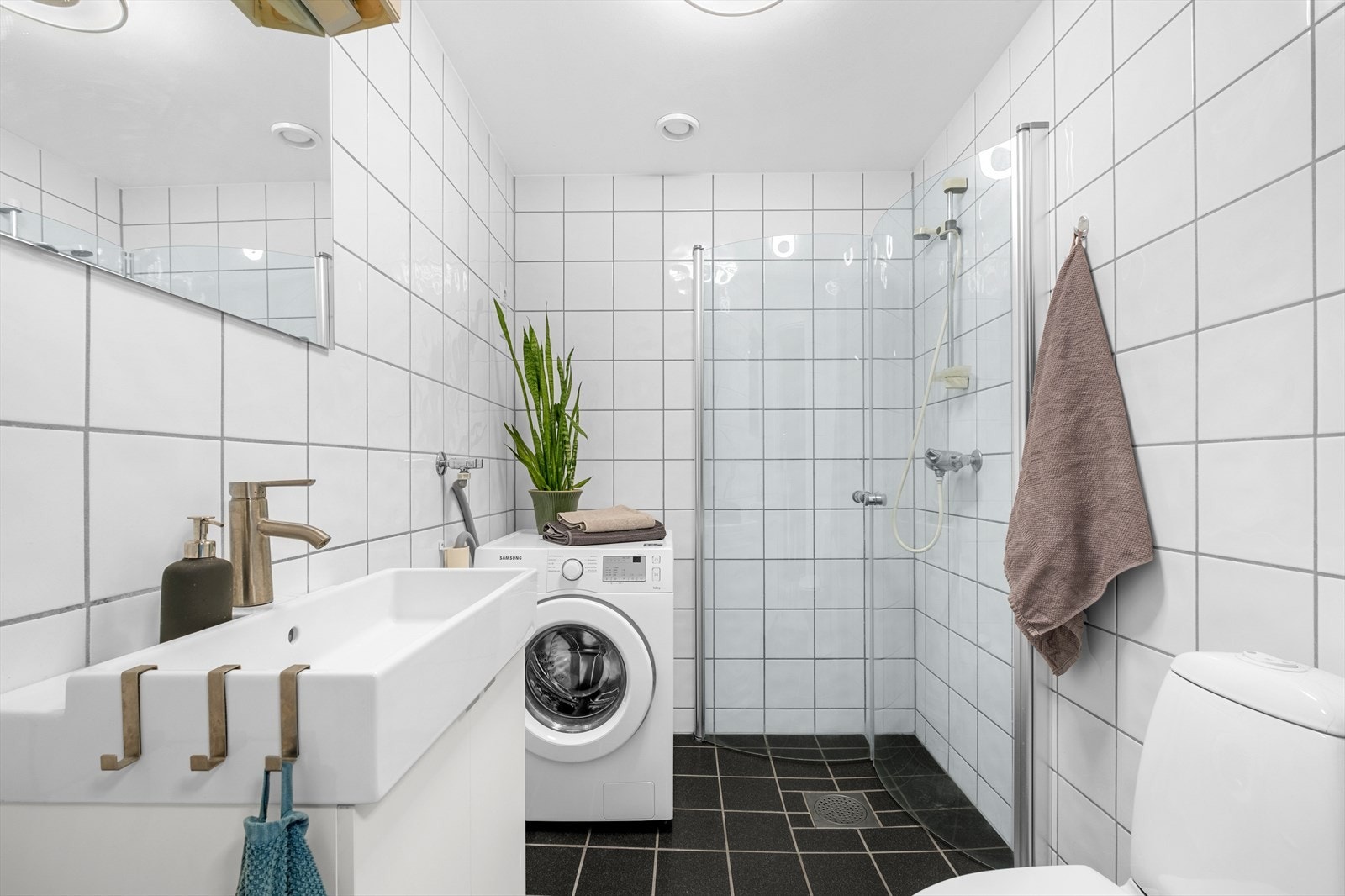 Lyst og flislagt bad på 3,4 m² fra nyere byggeår i 2006. Galleribilde