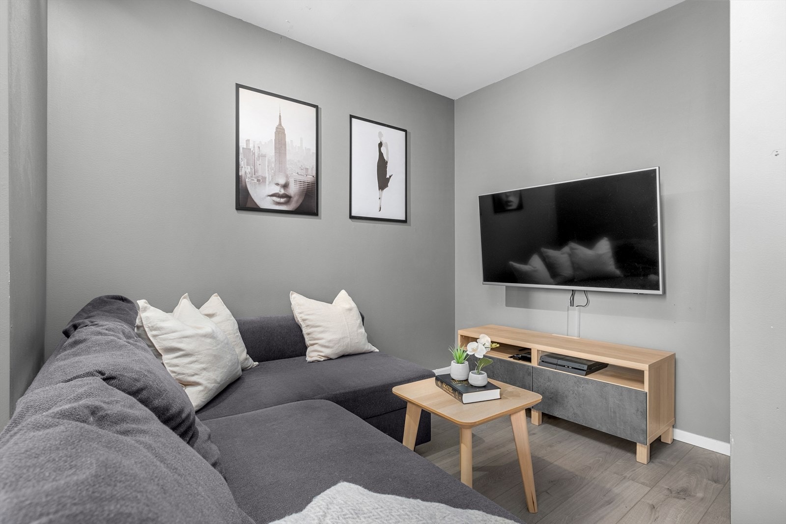 Leiligheten har en gjennomgående pen standard med en rekke kvaliteter som vannbåren gulvvarme, og nytt gulv i 2020. Galleribilde