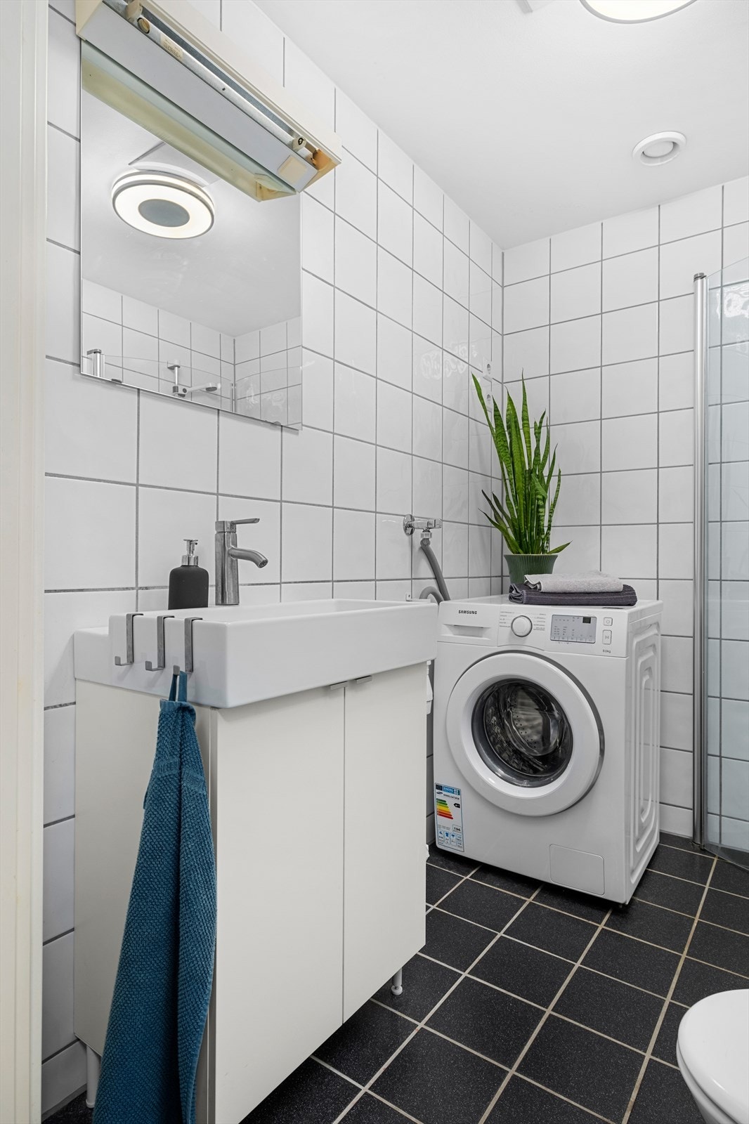 Badet er utstyrt med behagelig gulvvarme og ferdig opplegg for vaskemaskin. Galleribilde