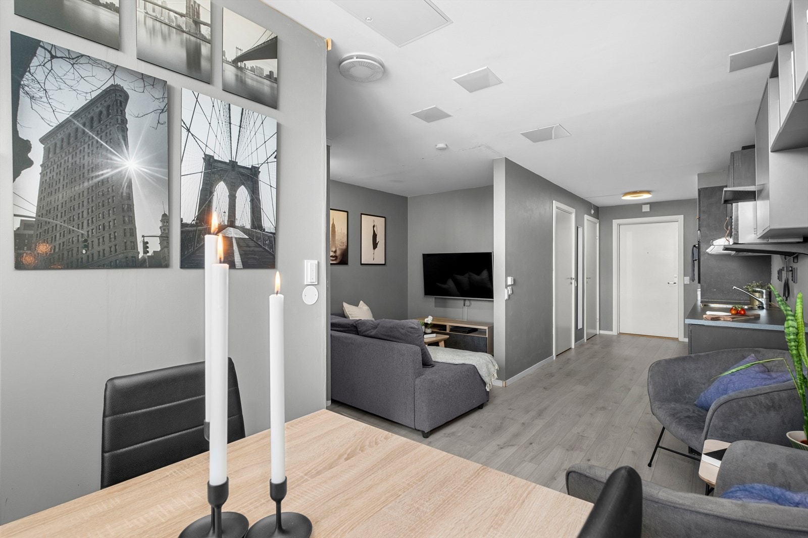 Her får du en romslig stue- og kjøkkenløsning på 21,3 m² med god plass til en rekke møbleringsalternativer. Galleribilde