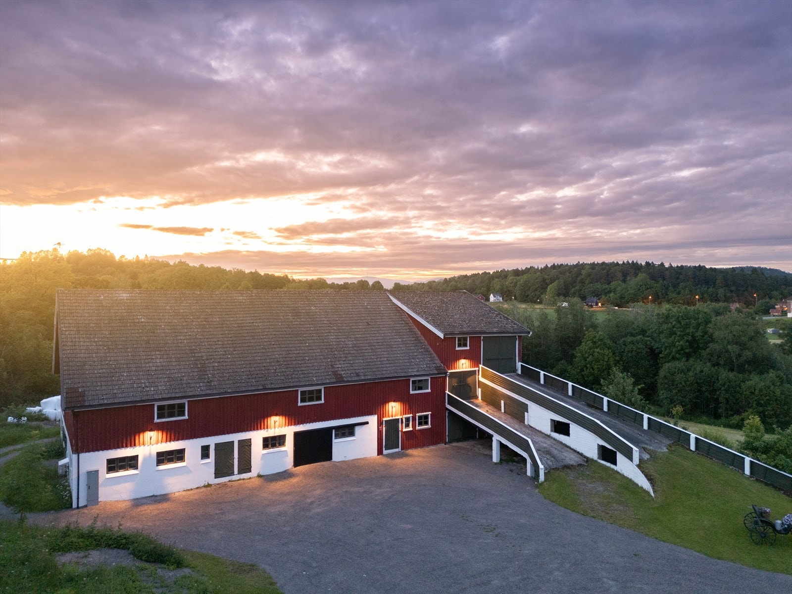 Den imponerende låven har et bruksareal på ca. 710 m2, og gir deg muligheten til å realisere dine drømmer innen dyrehold, tradisjonell gårdsdrift eller næringsvirksomhet. Galleribilde