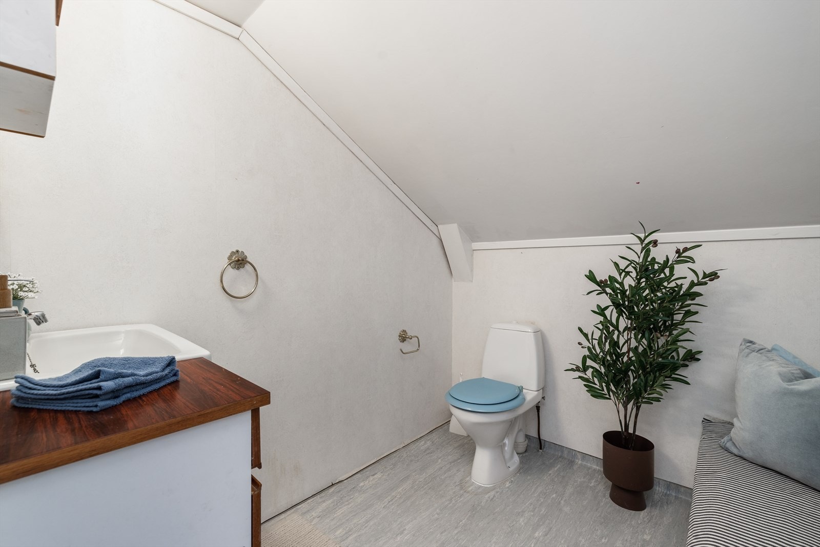 Det er også et toalettrom i tilknytning til soverommene i 2. etasje. Her er det innredning med servant samt speilskap med overlys og toalett. Overflater er belegg på gulv og malte plater på vegger. Galleribilde