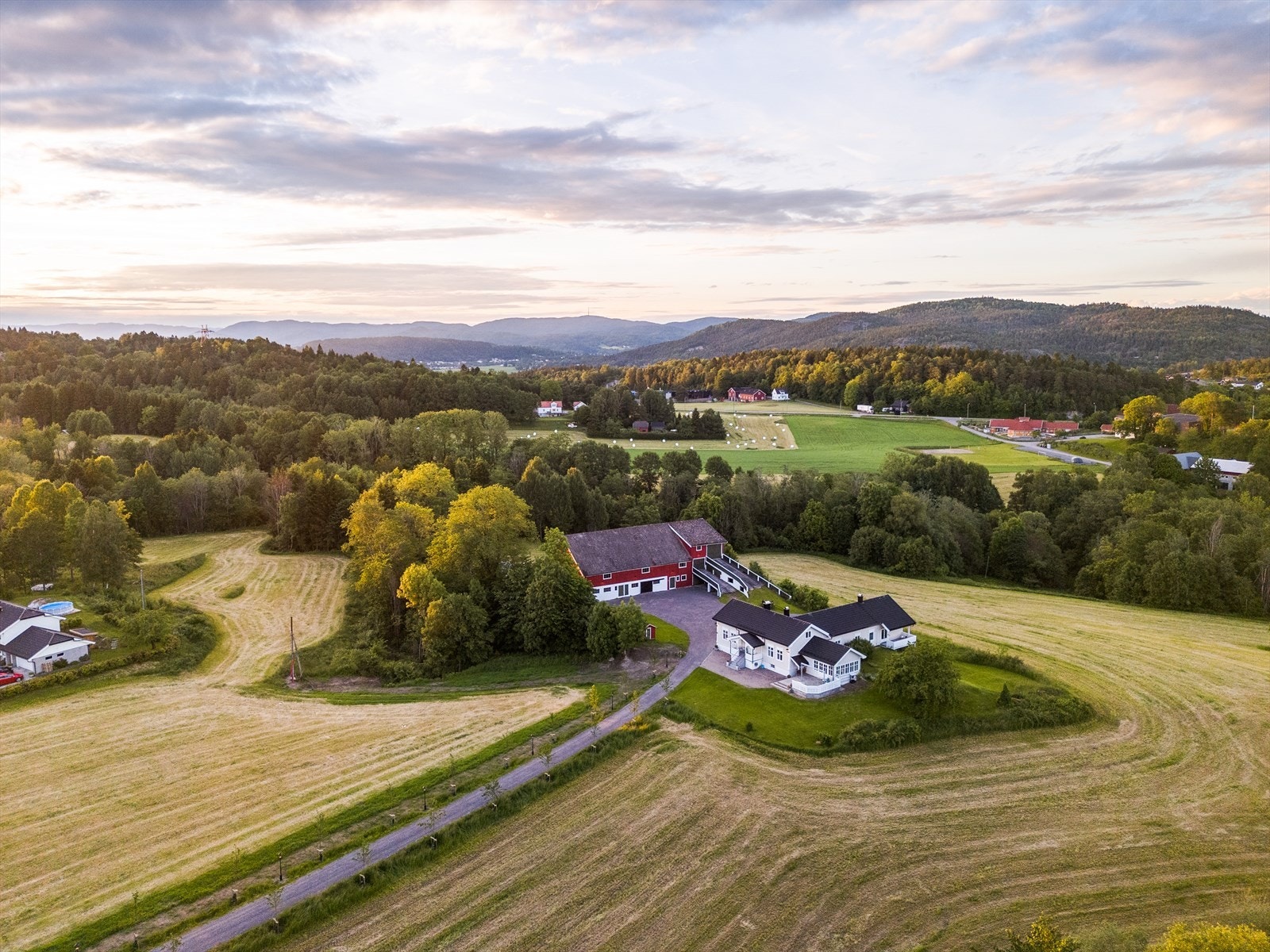 53.500 m² eiendom med fantastisk beliggenhet på et høydedrag nær både Porsgrunn sentrum (5 km) og med gangavstand til skjærgården. Galleribilde