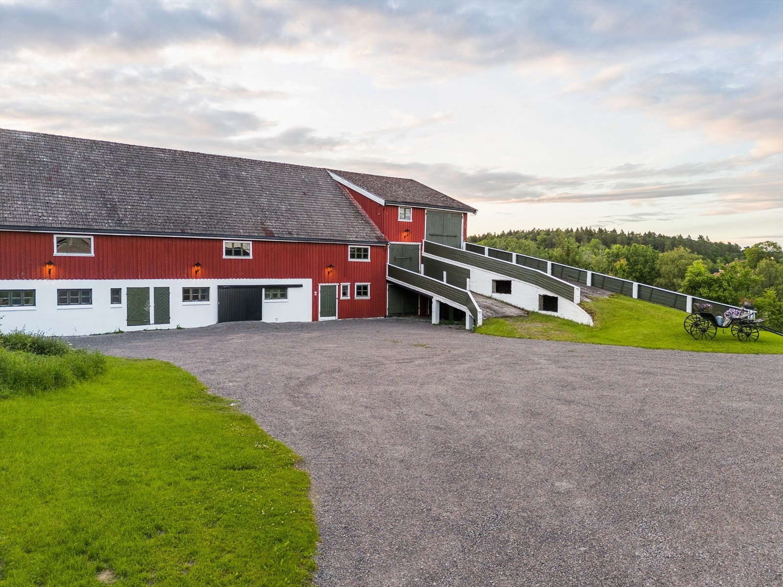 Eiendommen ansees svært godt egnet til å ha egne dyr med stort uthus som tidligere har holdt både gris, ku og hest og muligheter for havner i skogen og på dyrka mark. Fòr kan produseres på eget areal. Galleribilde