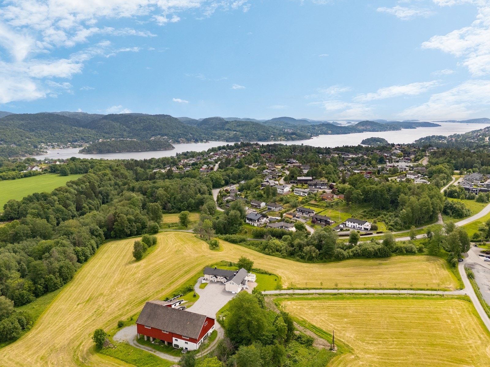 Fantastisk beliggenhet på et høydedrag nær både Porsgrunn sentrum og sjøen. Legg merke til hvor alene eiendommen ligger, men samtidig nært byggefelt. Galleribilde