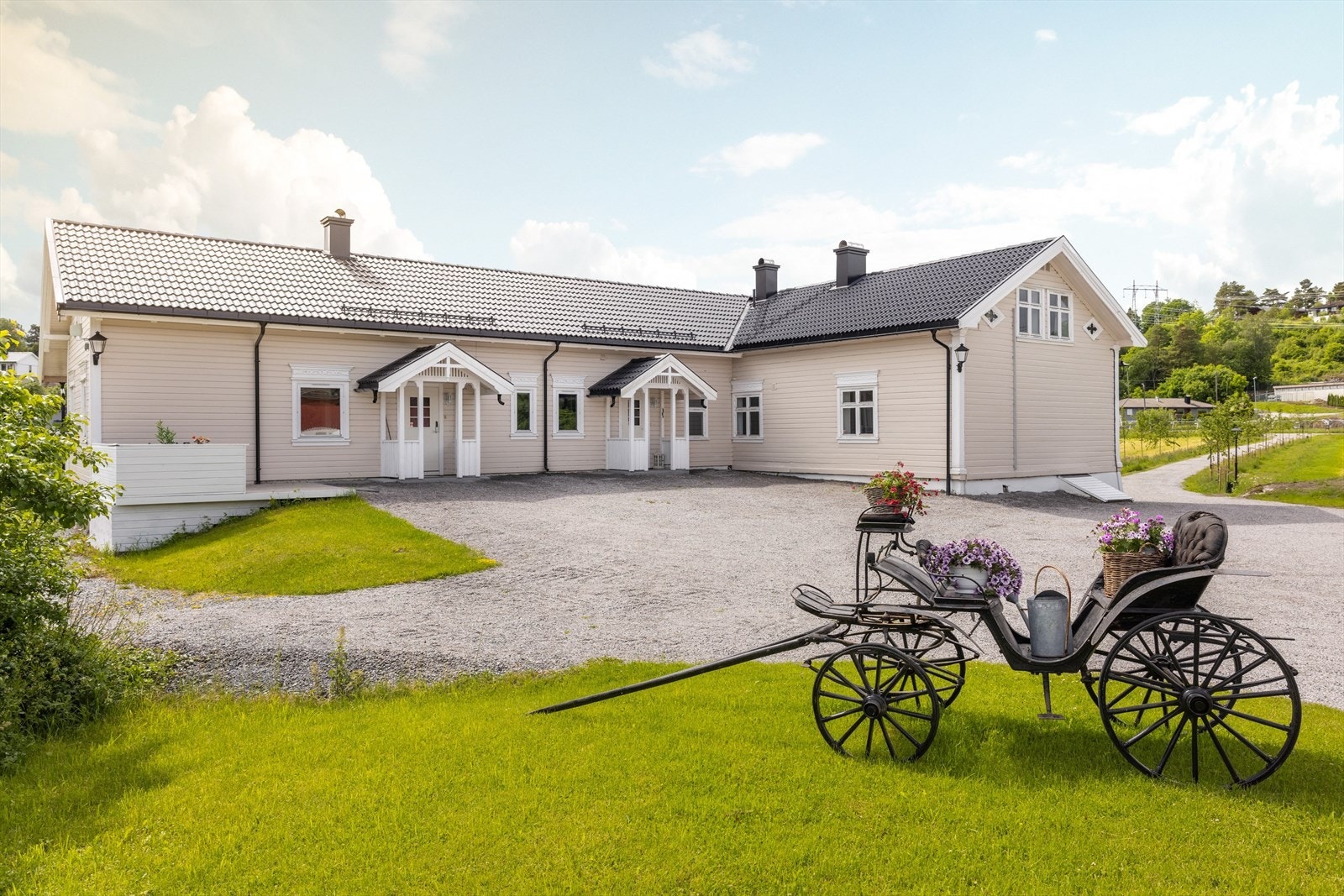 Generasjonsdelen/utleiedelen har inngangsparti fra det koselige tunet, hvor det er tilliggende platting med plass til utemøblement. Galleribilde