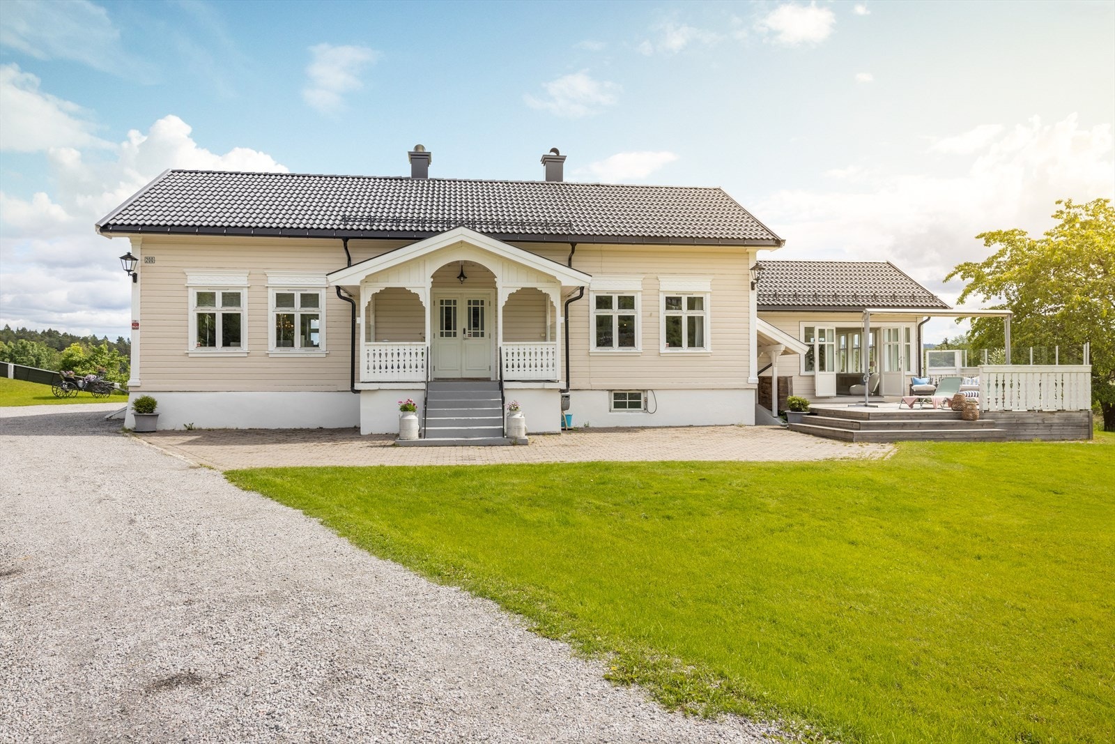 Med gode solforhold og nydelig utsikt, tilbyr eiendommen en villa på over 324 m2 med en tilleggsdel som kan leies ut ved behov. Galleribilde