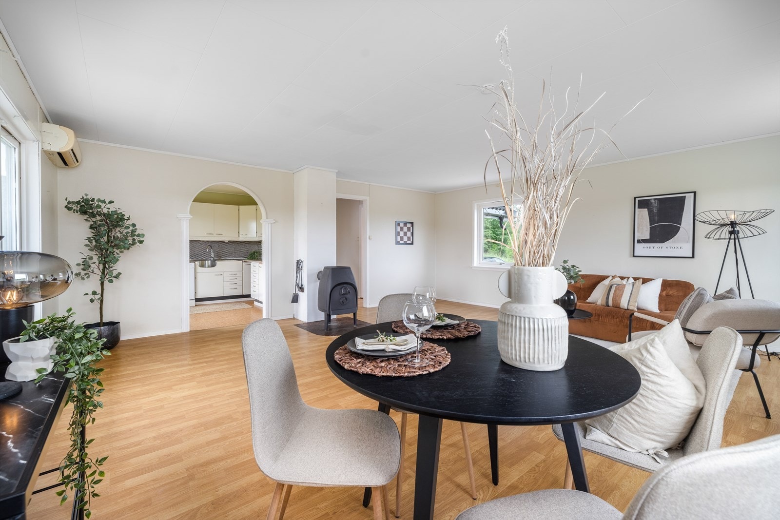 Det er utgang til en hyggelig sydøstvendt veranda med delvis overbygg og flott utsikt mot nærområdet. Galleribilde