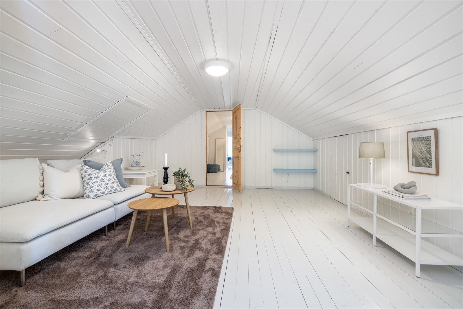 I 2. etasje er det hovedsakelig teppe/malt tregulv/furugulv, malt tapet/tapet/malte plater på vegger og panel/malt panel i tak. Galleribilde
