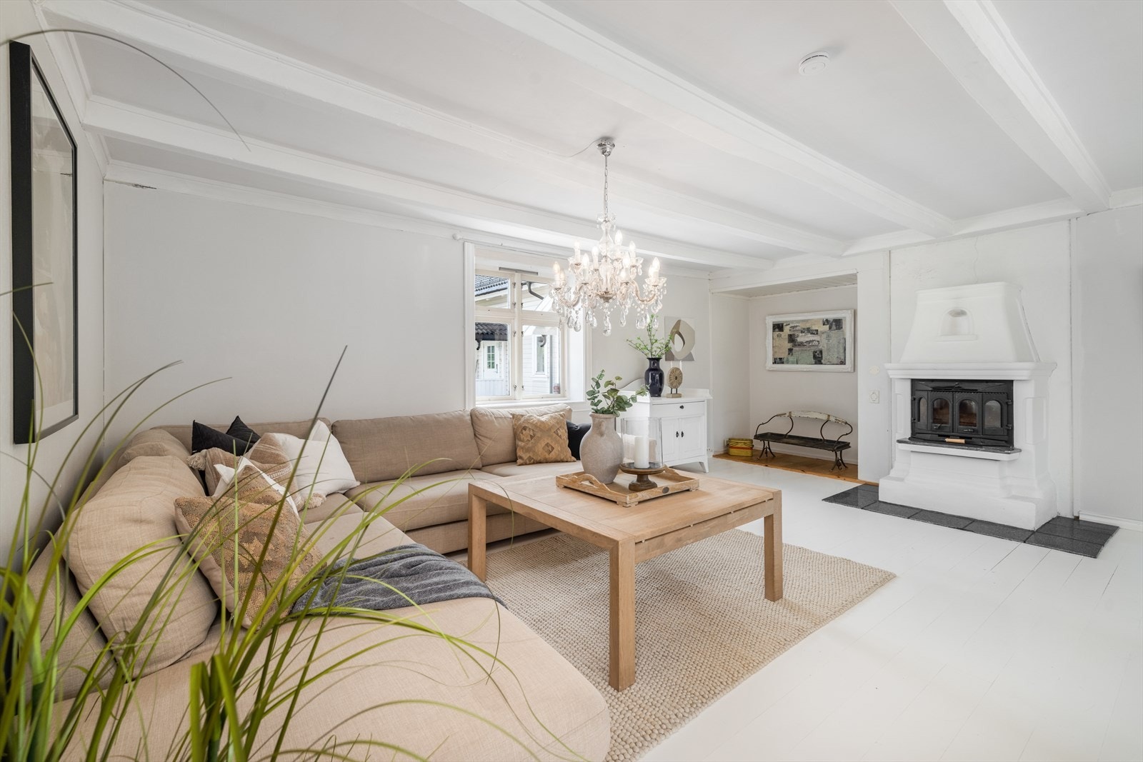 Her er det en koselig peis med innsats og glassfelt som gir fint innsyn til flammene. Finstuen har synlige bjelker i taket og malt tregulv som gir rommet sjarme og karakter. Galleribilde