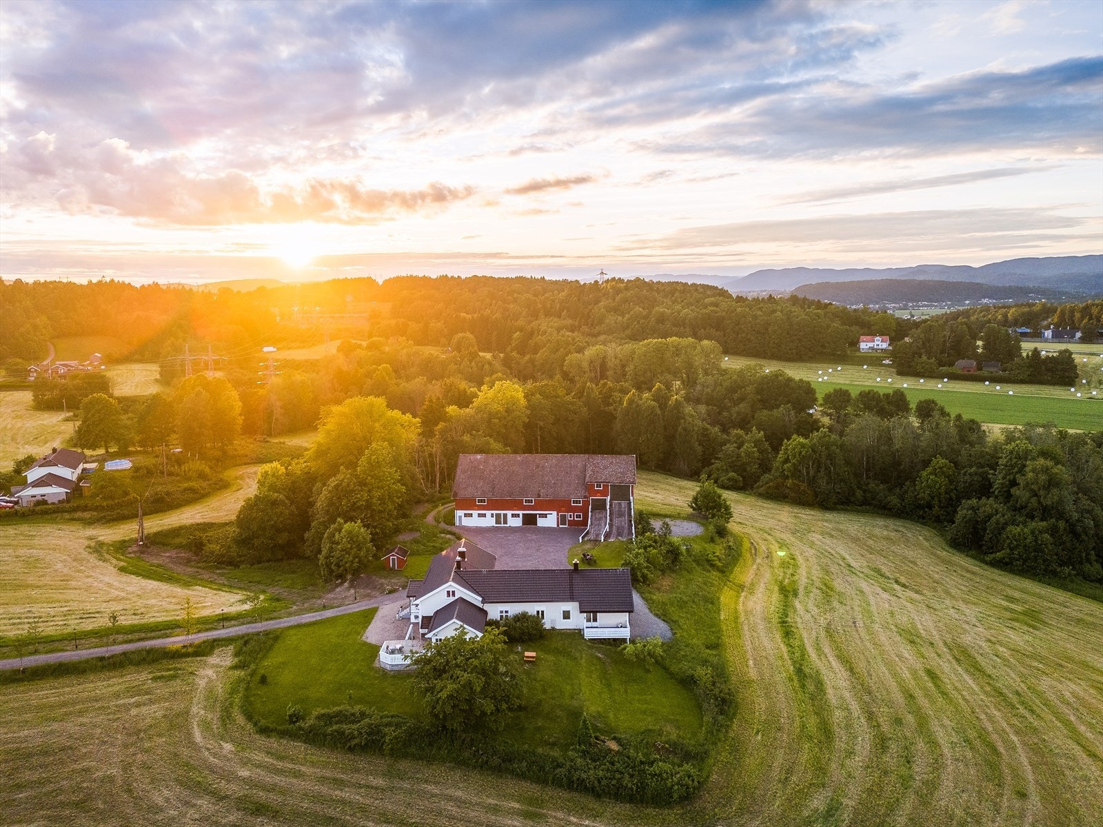 Bygget er jevnlig vedlikeholdt og har blant annet nytt tak, renner, nedløp og beslag på våningshus i 2021. Galleribilde