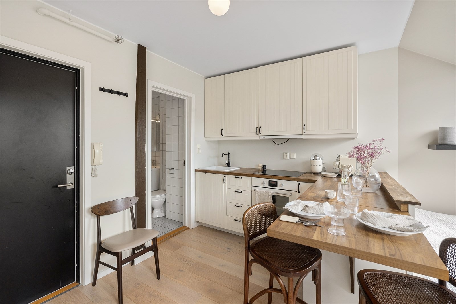 Pent Ikea-kjøkken fra 2014 med smart utnyttelse av plassen. Galleribilde