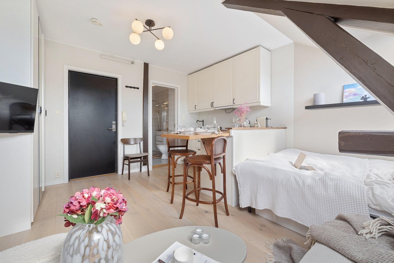 Luftig oppholdsrom med naturlige soner. Det er plass til sofagruppe med tilhørende møblement, barløsning med spiseplass og seng. Galleribilde