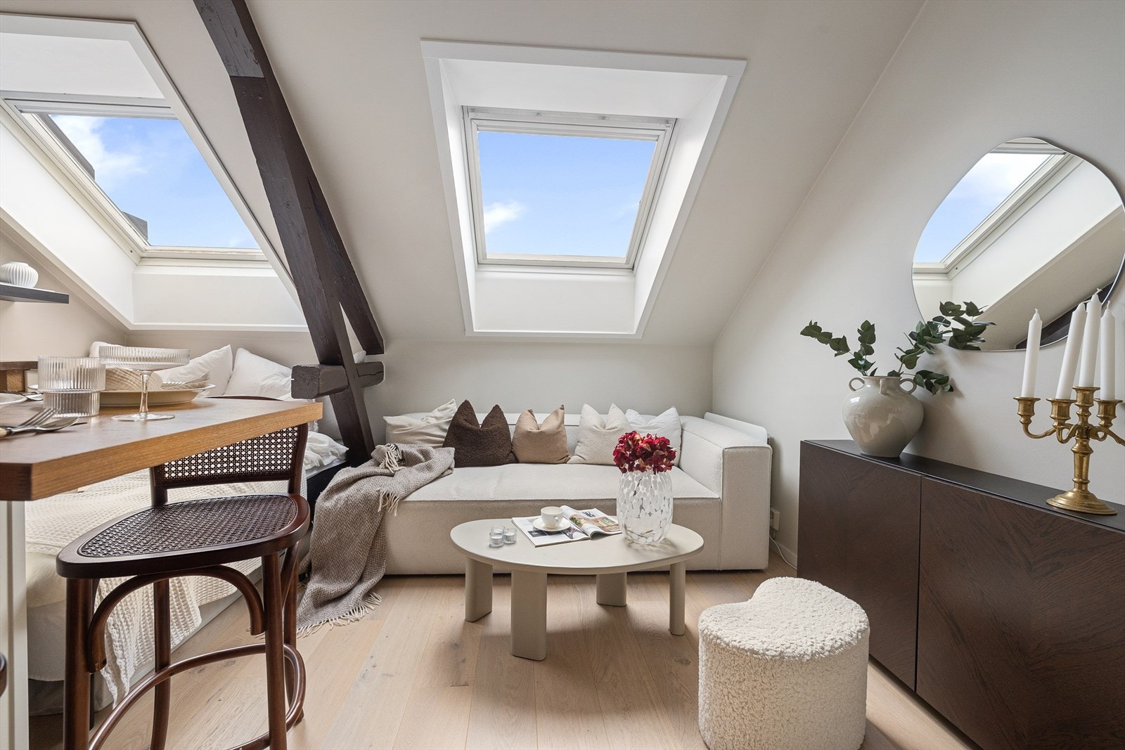 En svært pen og gjennomført toppleilighet sentralt på St. Hanshaugen. Galleribilde