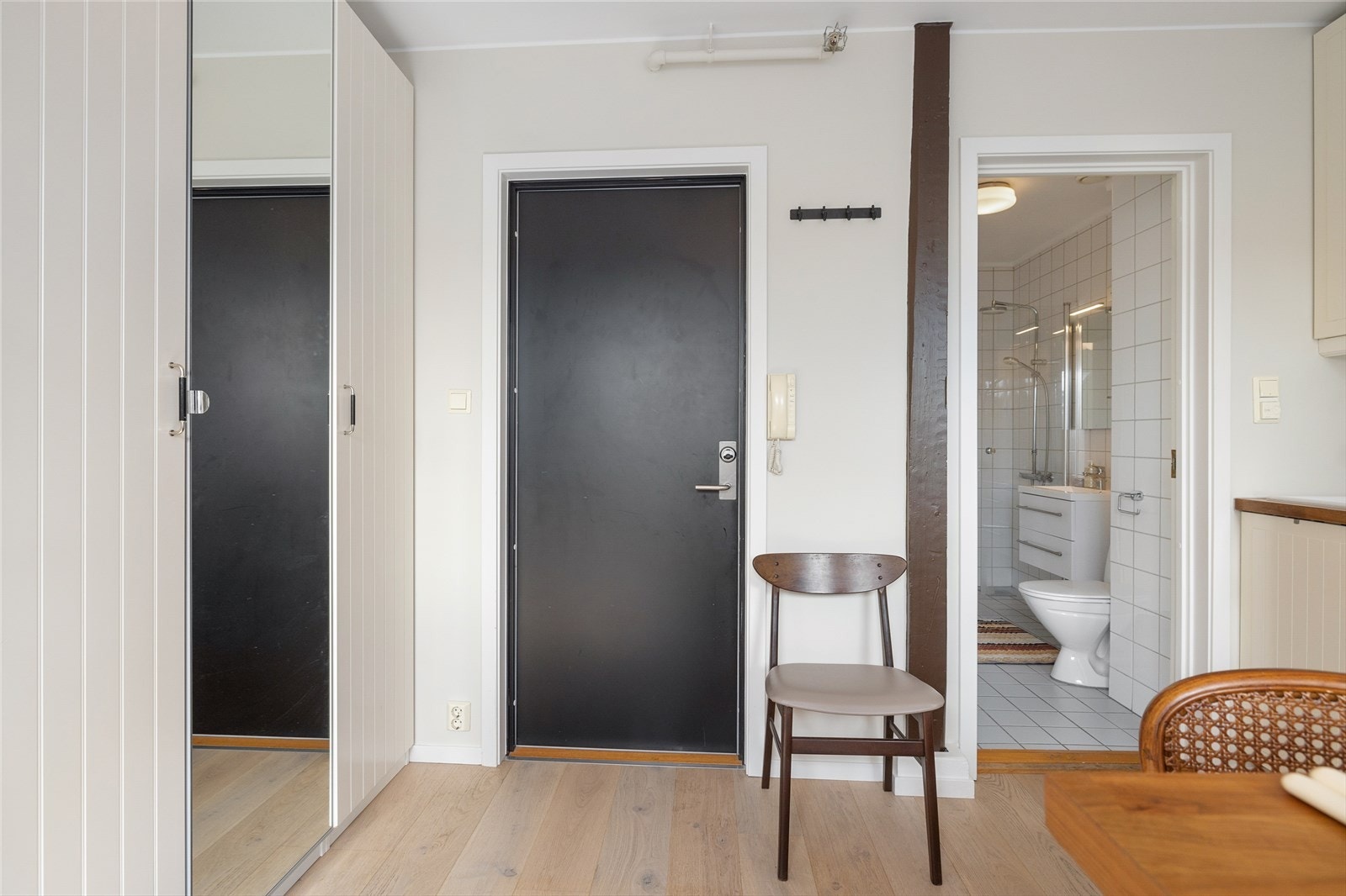 Det er stort garderobeskap og plass til knagger ved inngangsdøren. Galleribilde