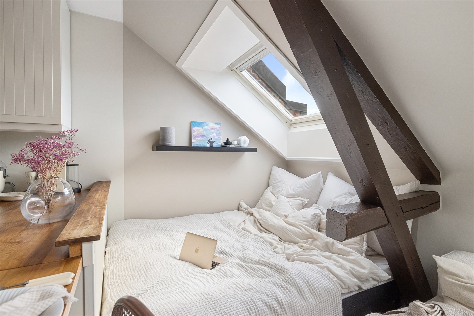 Skjermet og praktisk sovedel med plass til dobbeltseng. Galleribilde