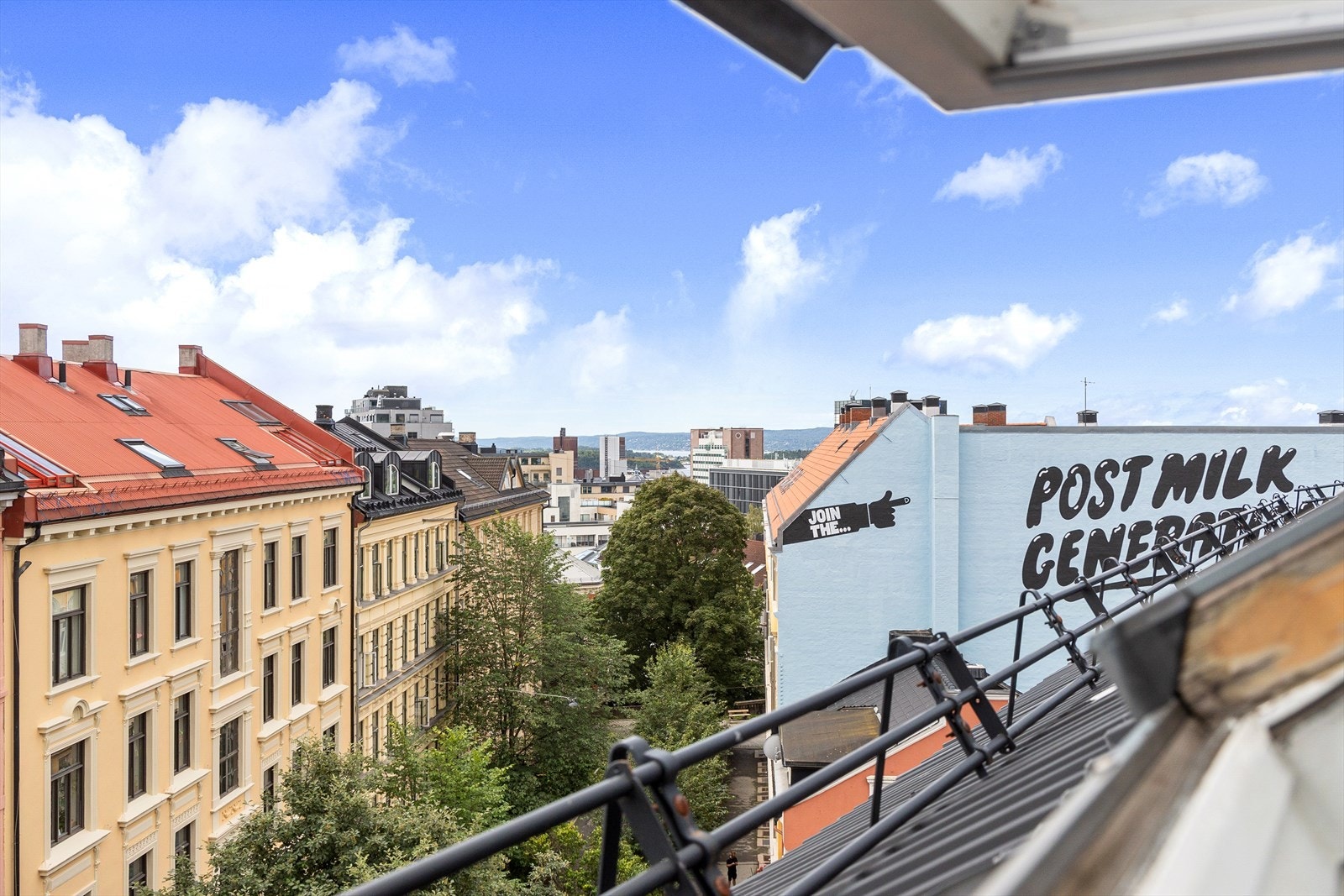 Fra takvinduene er det åpen og fin utsikt. Galleribilde