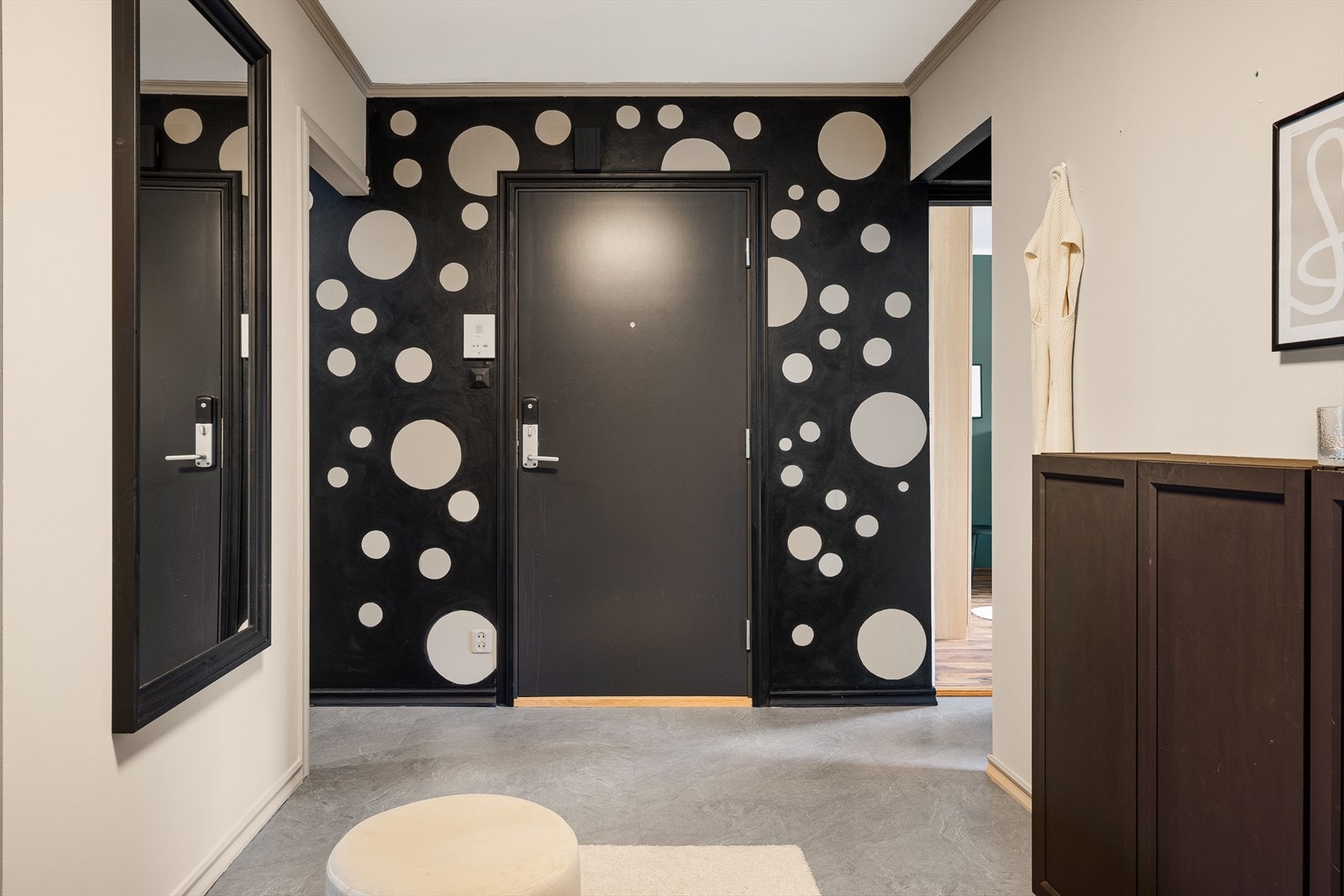 Velkommen inn! Vi møtes av en pen og innbydende entrè. Det er god plass til skohylle eller knagger til å henge opp yttertøy. Galleribilde