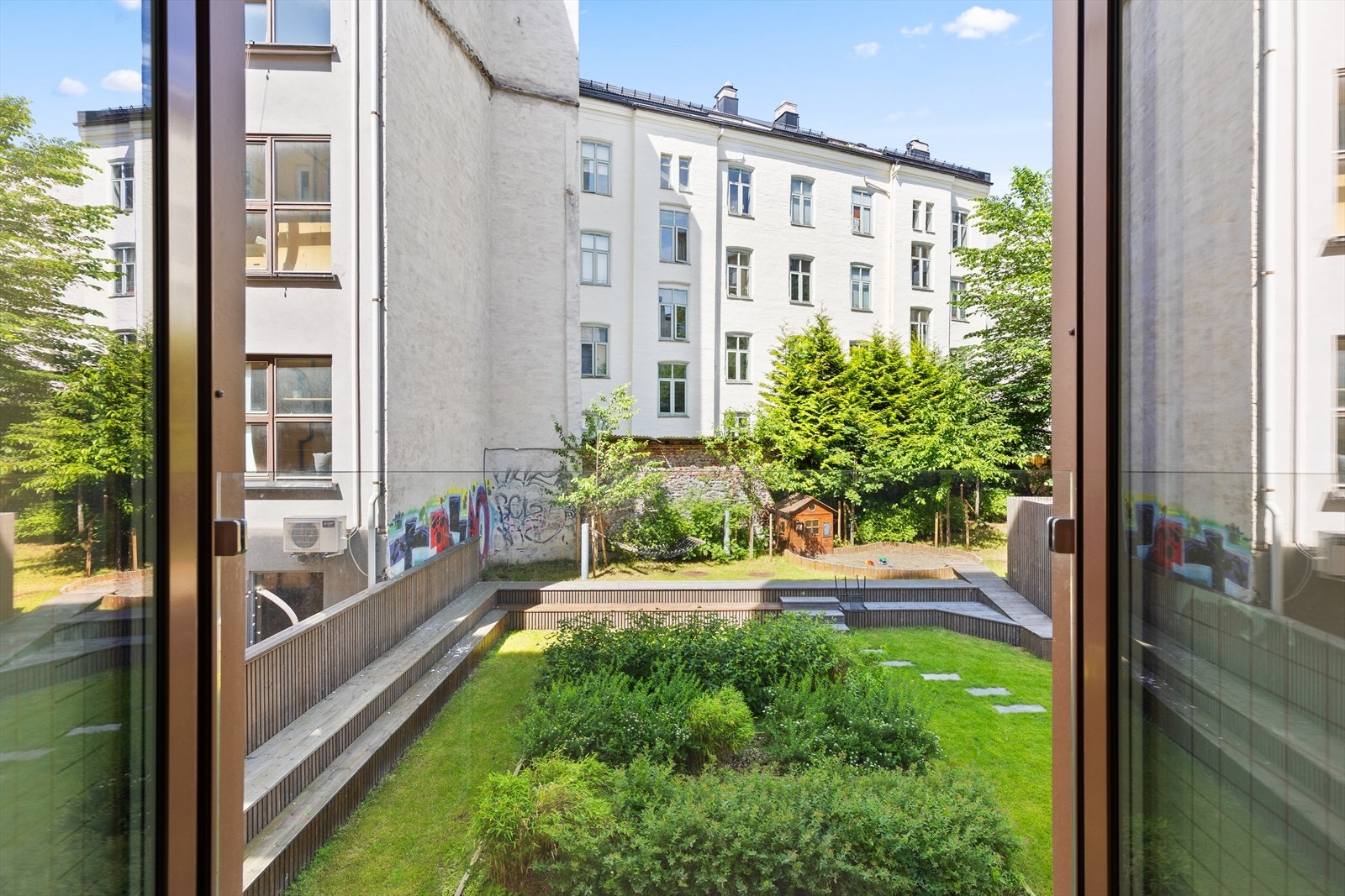 Nydelig utsyn til bakgård fra soverommet. Galleribilde