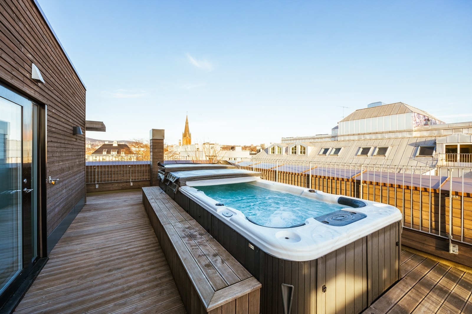 Felles takterrasse med motstrømsbasseng/jaquzzi. Galleribilde