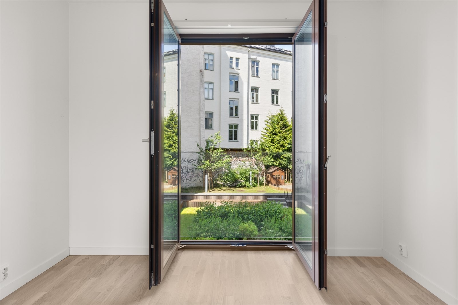 Nydelig utsyn mot bakgård. Galleribilde