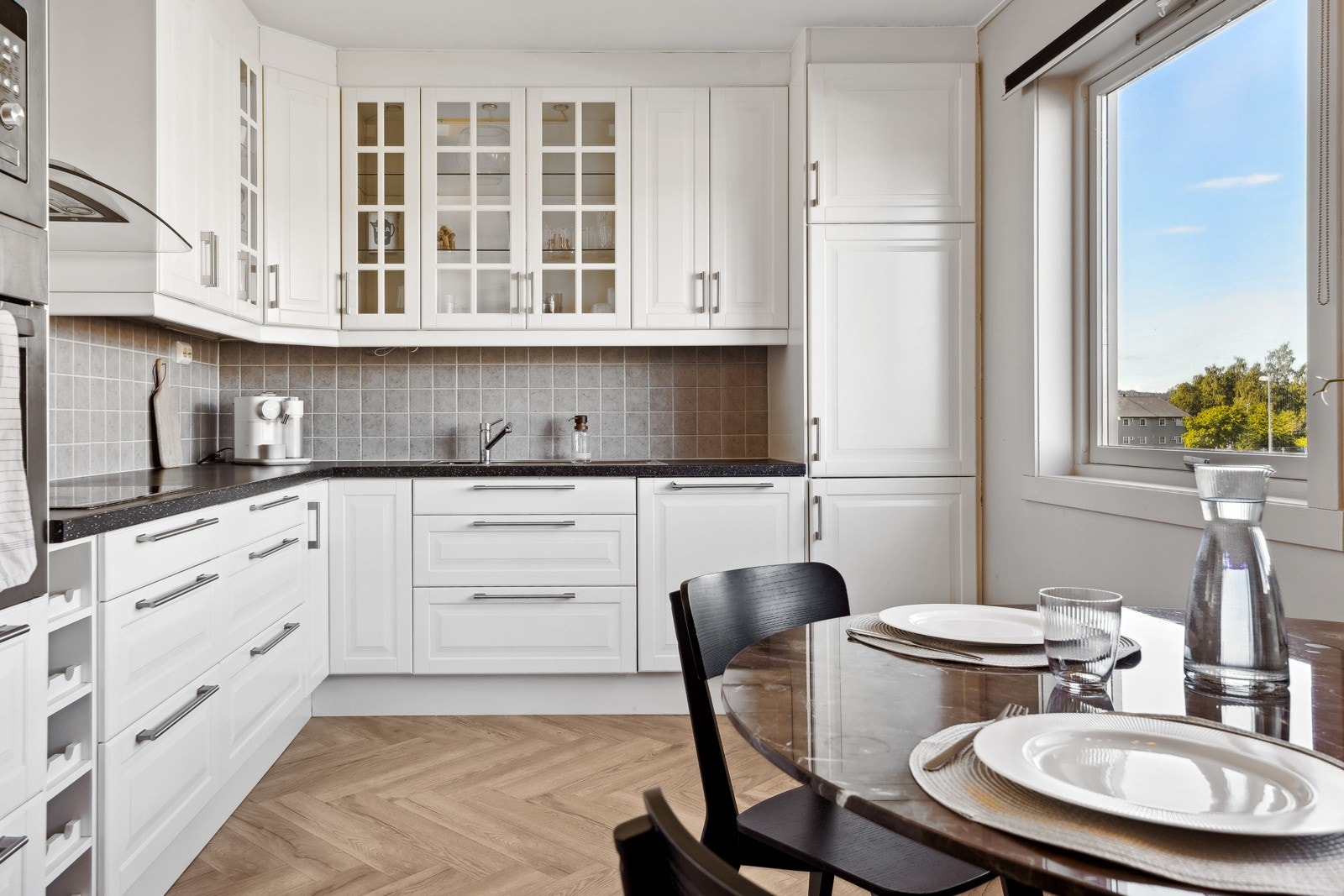 Her er det rikelig med skap- og skuffeplass for oppbevaring. Galleribilde