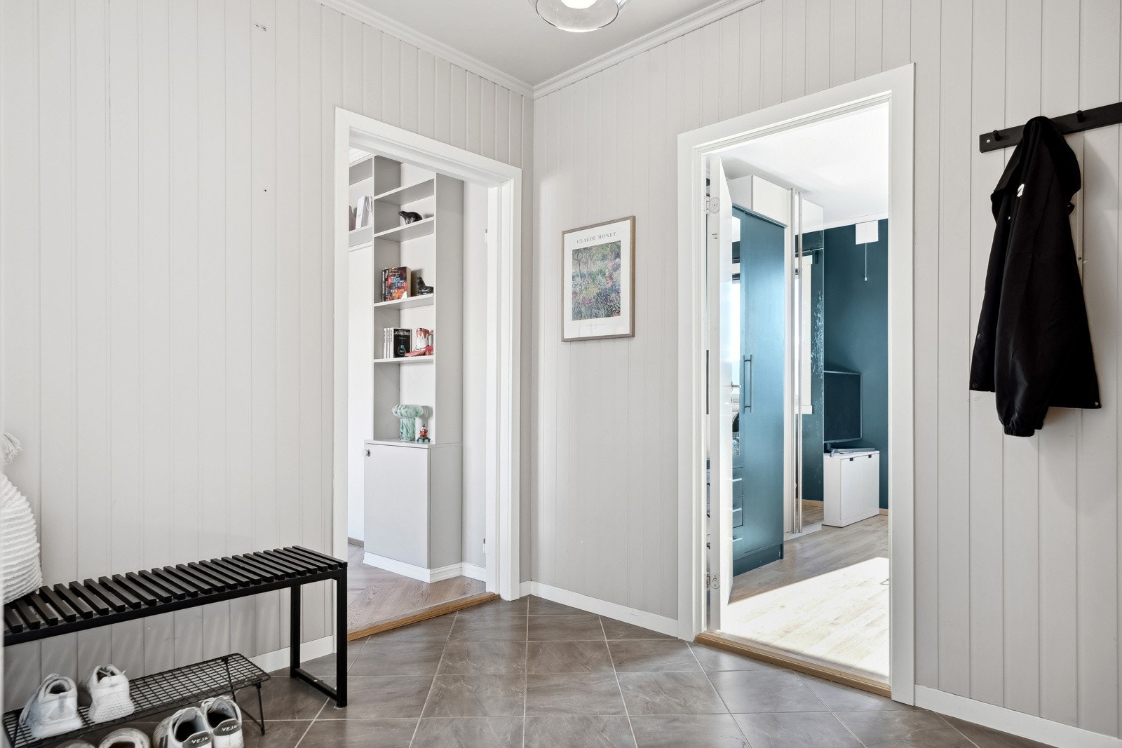 Romslig entrè på 6 kvm. Galleribilde