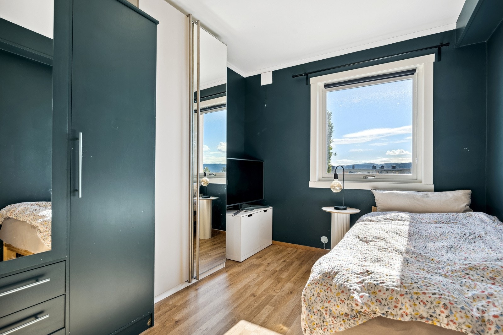 Soverom 2 er på ca 10 kvm. Galleribilde