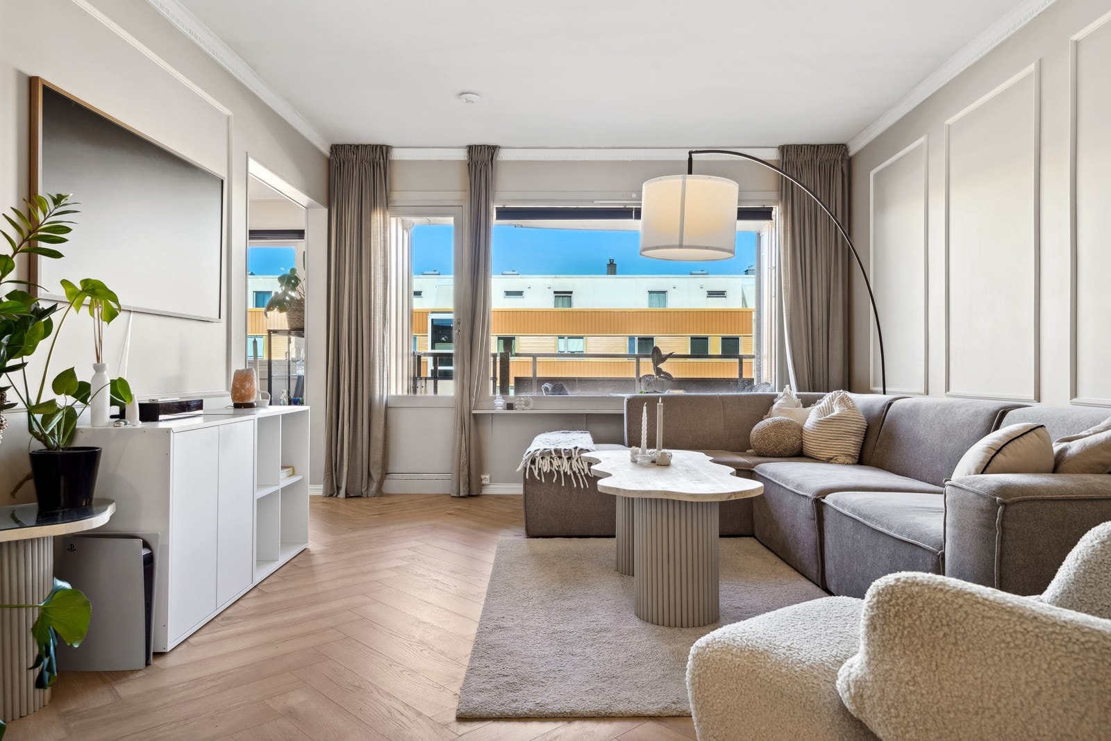 Vakker leilighet med flotte lysforhold, god planløsning og utmerket beliggenhet. Galleribilde