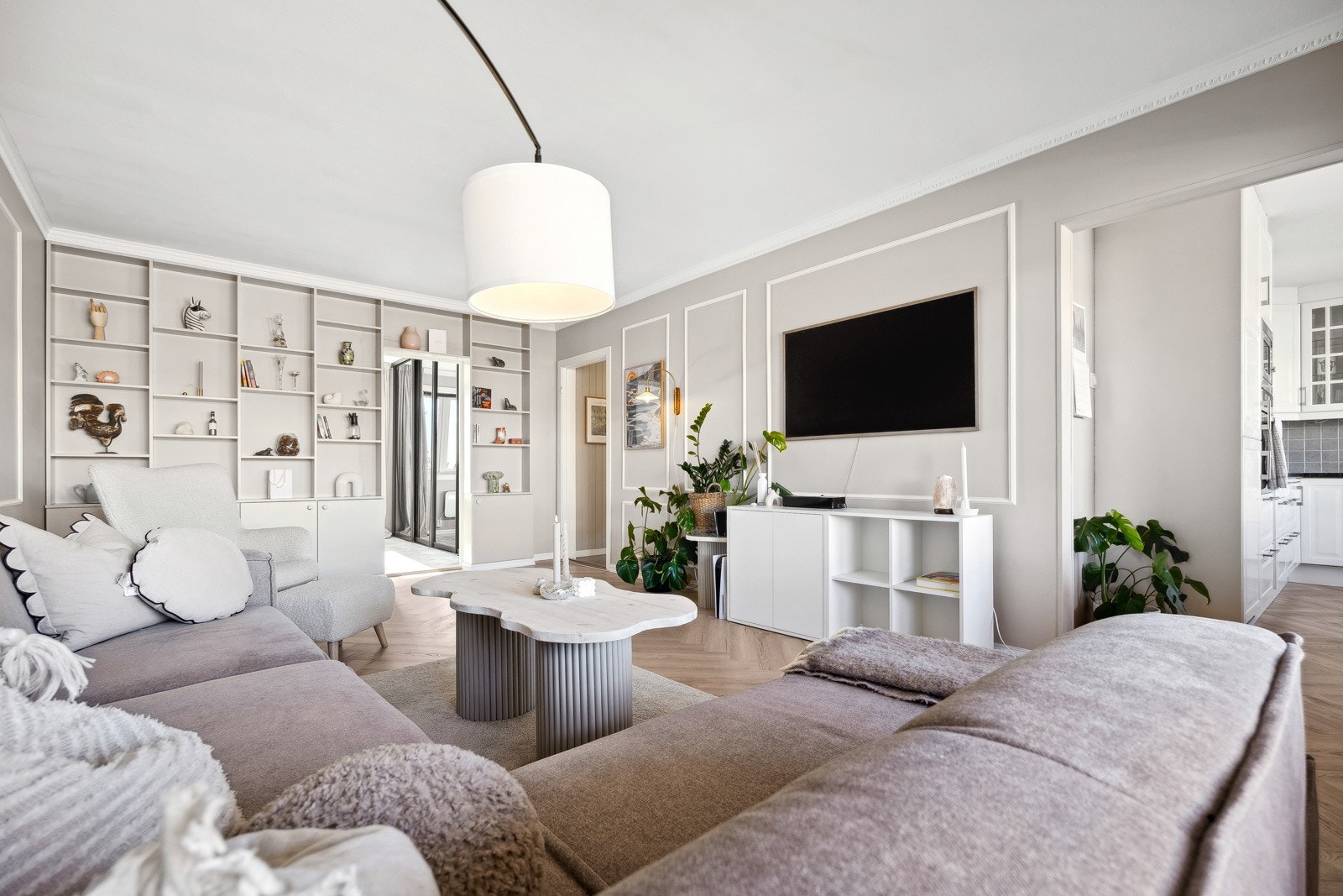 Kjøkkenet ligger i en delvis skjermet løsning fra stuen, men befinner seg samtidig i en sosial løsning. Galleribilde