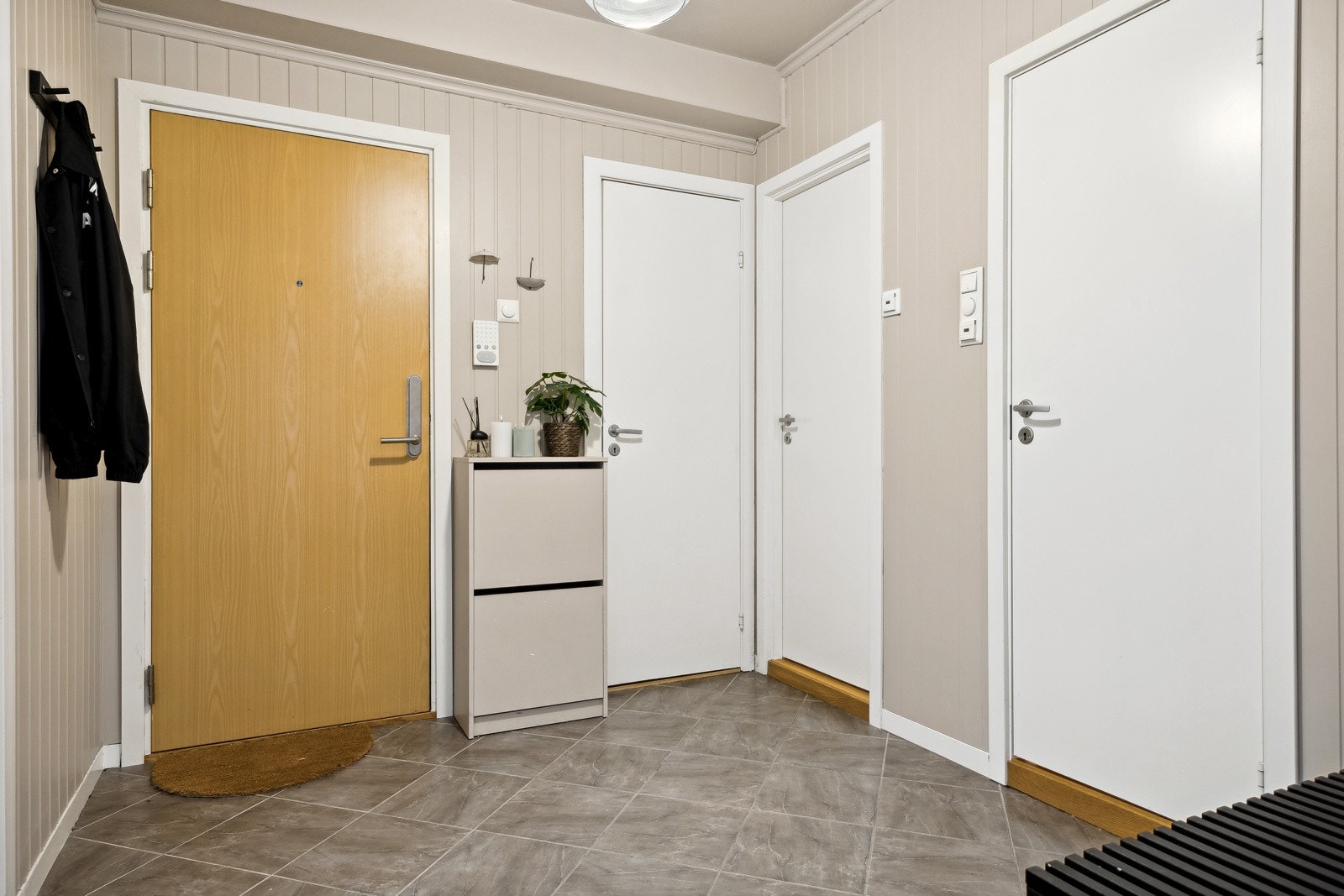 Leiligheten har adkomst via fellestrappegang. Porttelefon er tilknyttet hovedinngangen. Galleribilde