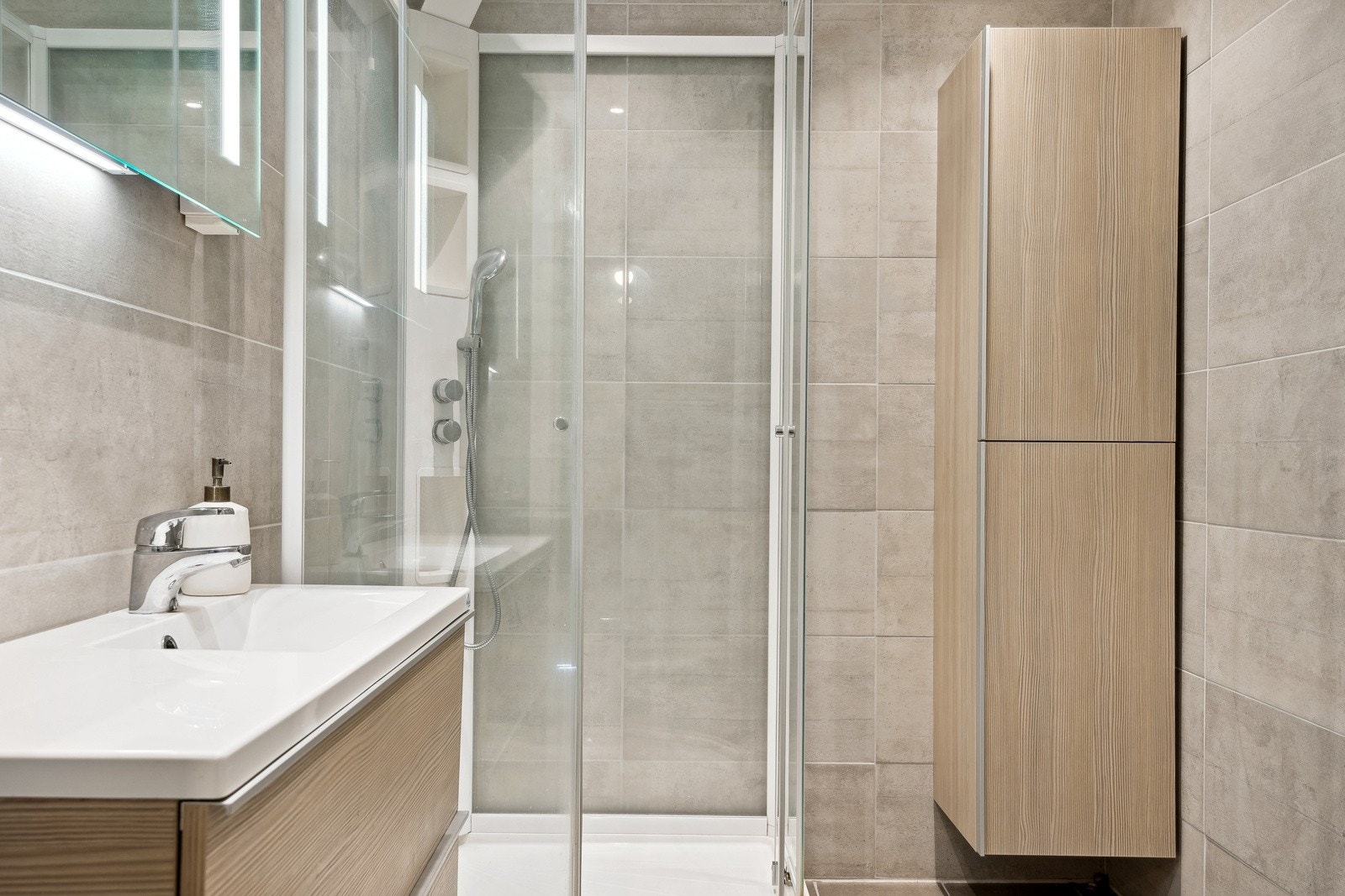 Flott flislagt bad som ble oppgradert i 2014. Badet er innredet i tidløst design, og har også gulvvarme for behaglig temperatur året rundt. Galleribilde