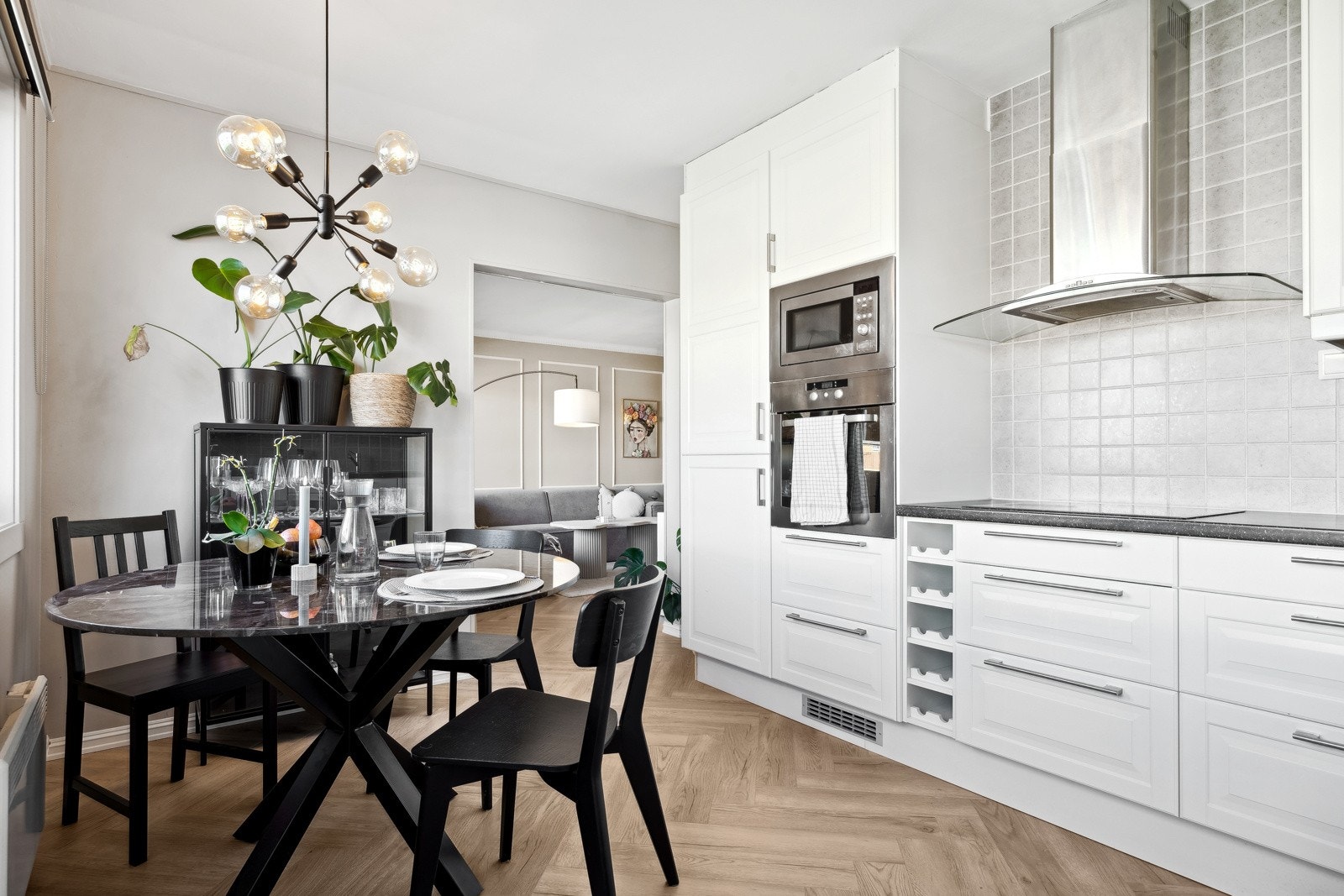 Kjøkkeninnrednignen er fra 2011 med profilerte fronter og integrerte hvitevarer. Galleribilde