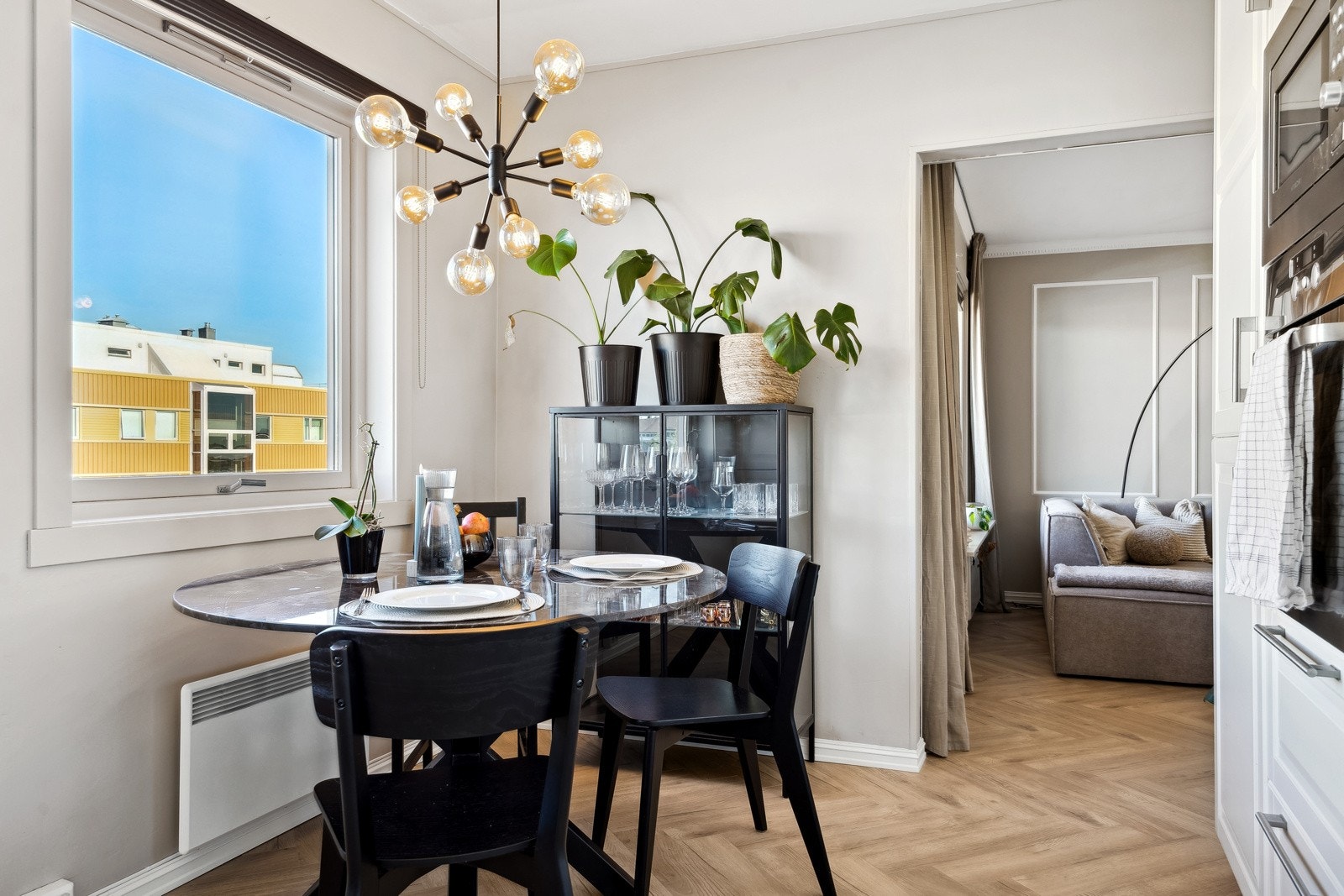 Det er plass til spisebord på kjøkkenet - perfekt for de enklere måltid. Galleribilde