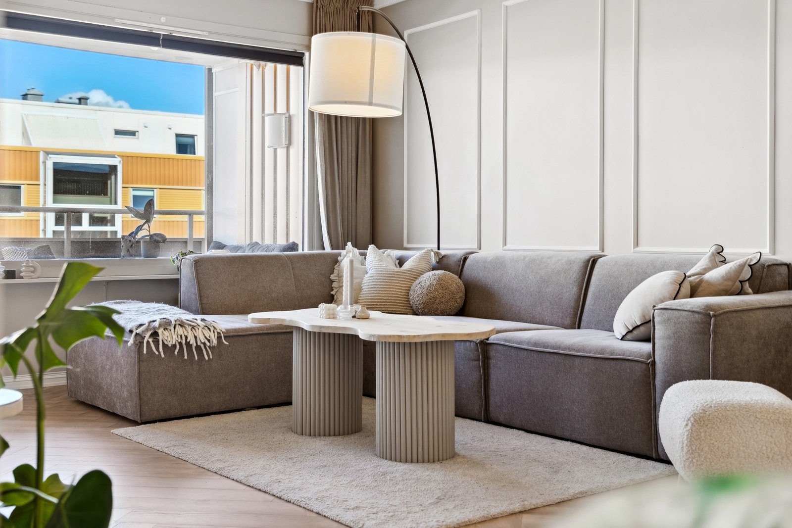 Stuen oppleves åpen og luftig med store vindusflater som slipper inn rikelig med naturlig sollys. Galleribilde