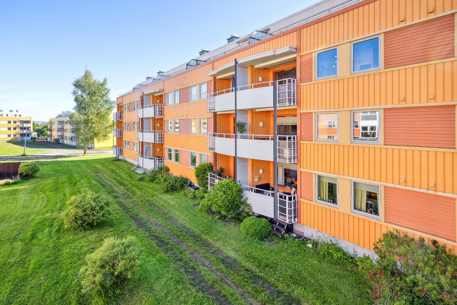 Flott balkong med utsyn mot borettslagets fellesareal. Galleribilde