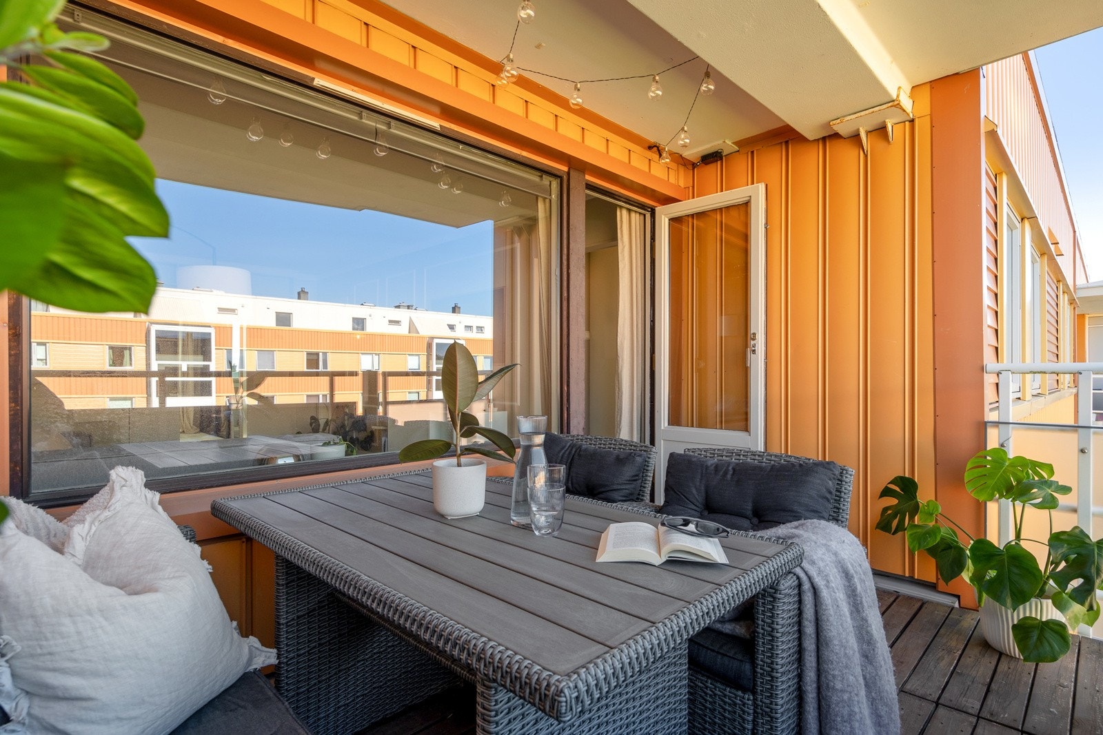 Fra stuen er det utgang til balkong på 8 kvm. Her har man god plass til å møblere med ute-møbler. Galleribilde