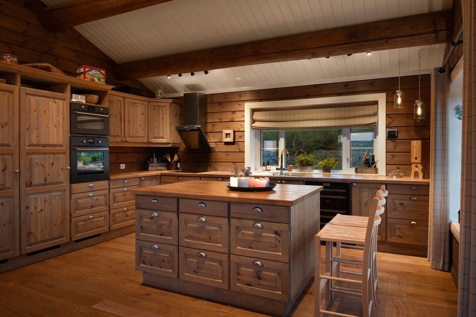 Integrerte hvitevarer på kjøkken Galleribilde