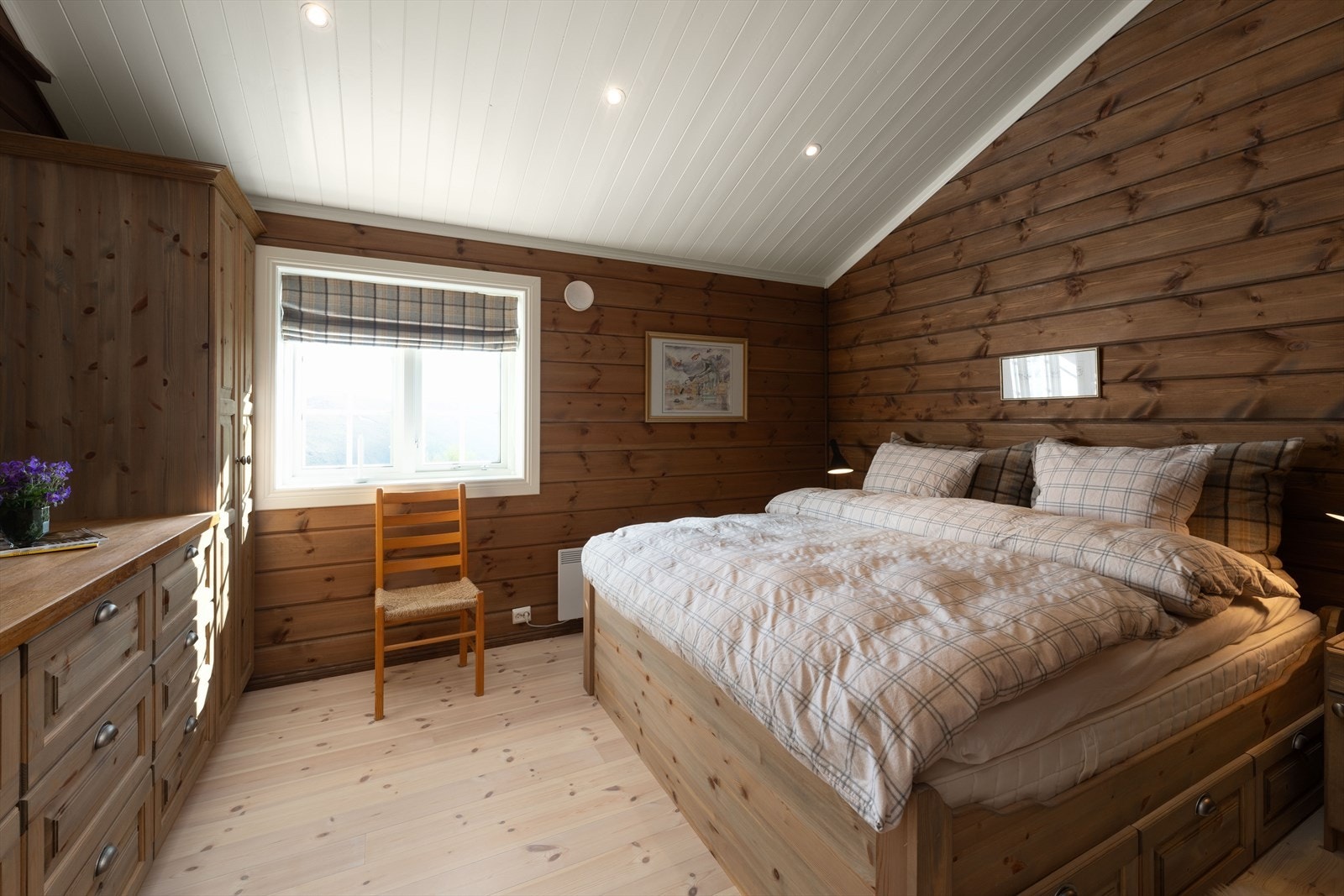 Stort hovedsoverom med gode garderober og kommoder for oppbevaring. Luftig og god takhøyde Galleribilde