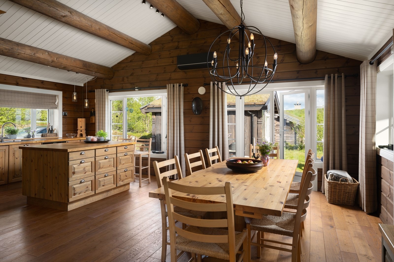 Her er det god arbeidsplass og godt med lagringsmuligheter Galleribilde