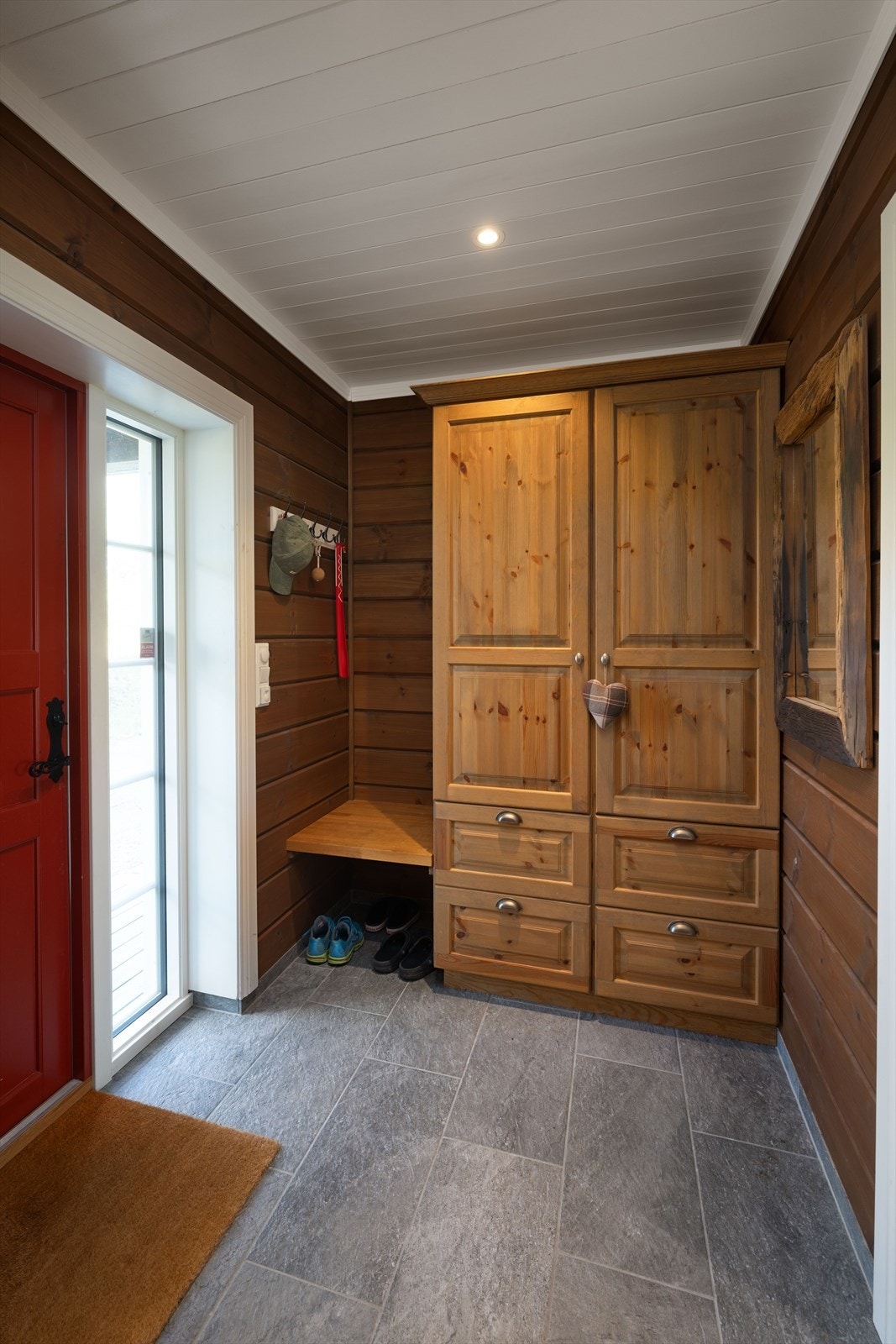 Entré har skiferfliser og varme i gulv Galleribilde