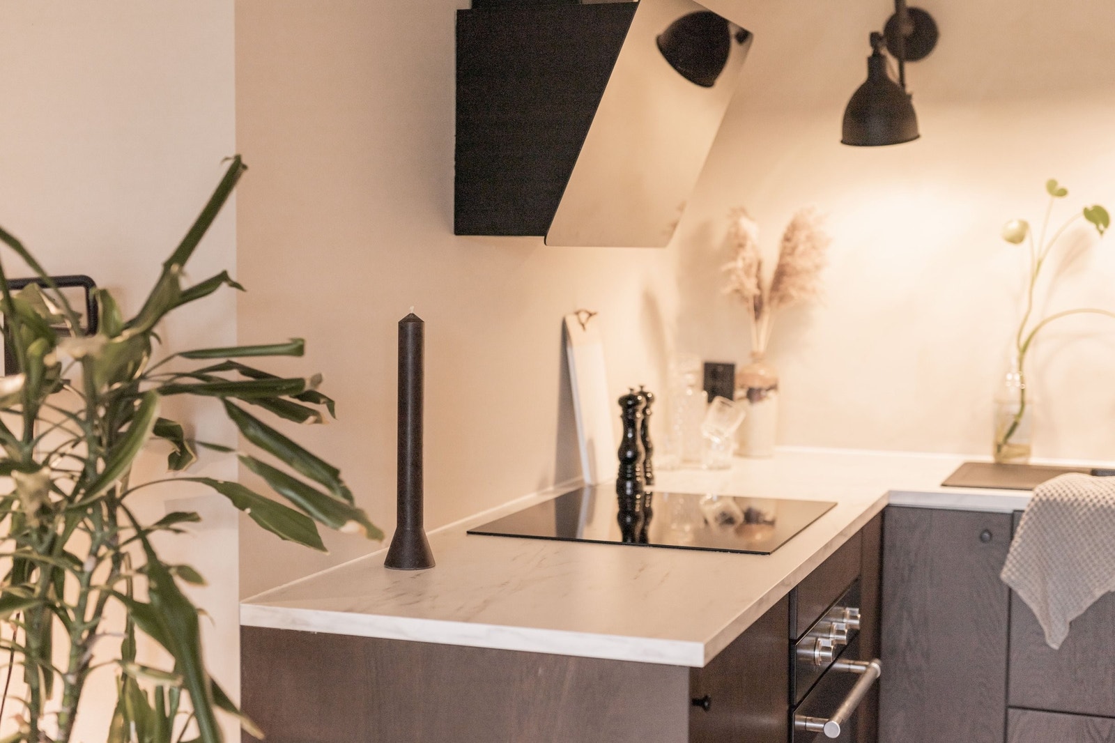 Kjøkkeninnredning fra IKEA med integrerte hvitevarer. Galleribilde