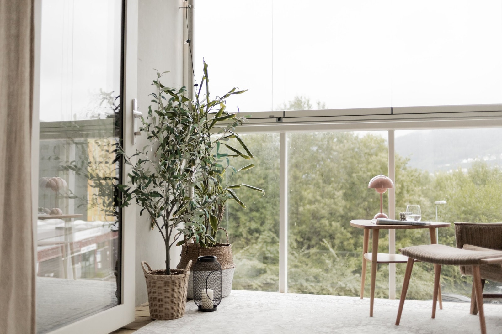 Den romslige balkongen er den perfekte plassen å oppholde seg, uansett vær og vind. På solrike dager skyver en lett vinduene helt til siden for å slippe solen inn. Galleribilde