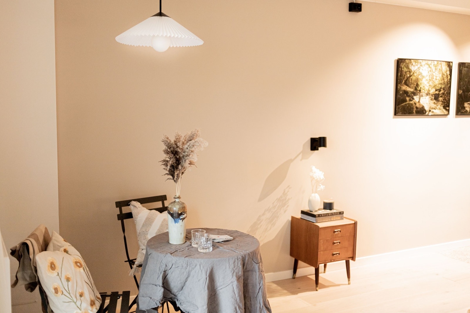 Fargevalgene på veggene, i kombinasjon med gulvet, understreker nok en gang at ingenting er overlatt til tilfeldighetene i denne leiligheten. Galleribilde