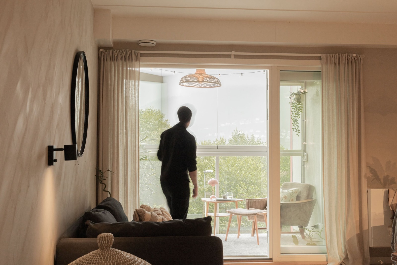 Fra stuen har en direkte tilgang til den innglassede balkongen som fungerer som en forlengelse av stuen. Der er det utsikt direkte mot Fløyen. Galleribilde