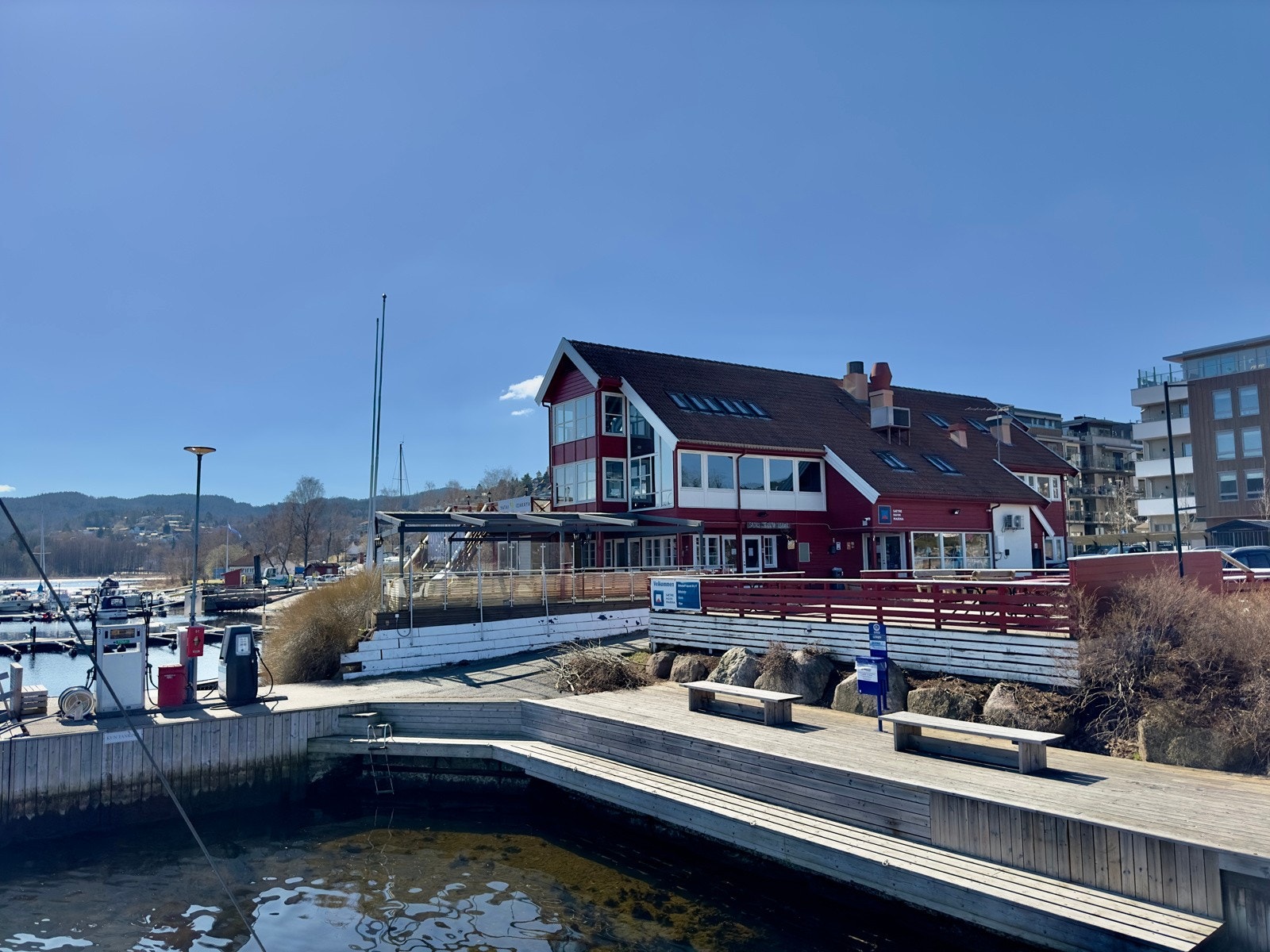 Sætre Marina med iskios og mulighet for påfyll av bensin. Galleribilde