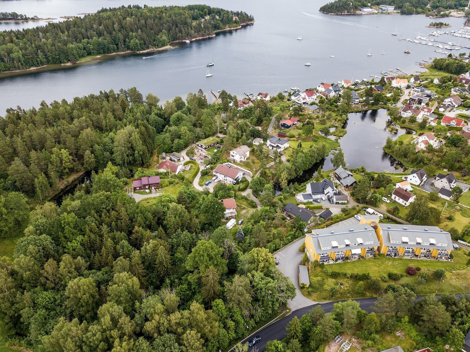 Boligtomt ideelt plassert i nærheten av sentrum med umiddelbar tilgang til bussholdeplass, Oslofjorden og grenser mot frodige grøntområder Galleribilde