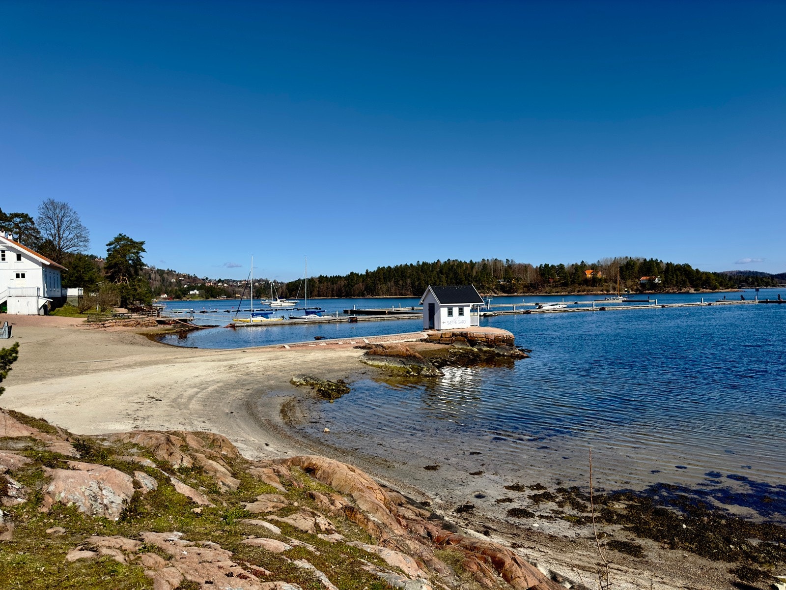 Sandstrand ved Sætre Marina. Galleribilde