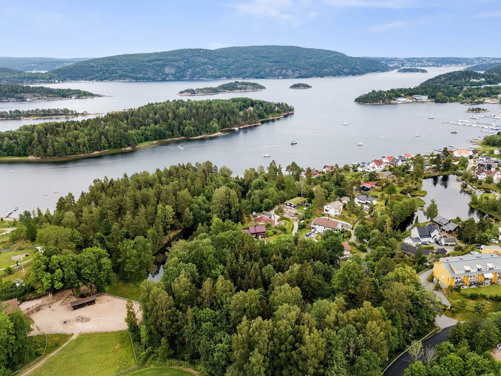Naturskjønt område med utrafikkert tursti ned til fjorden. Galleribilde