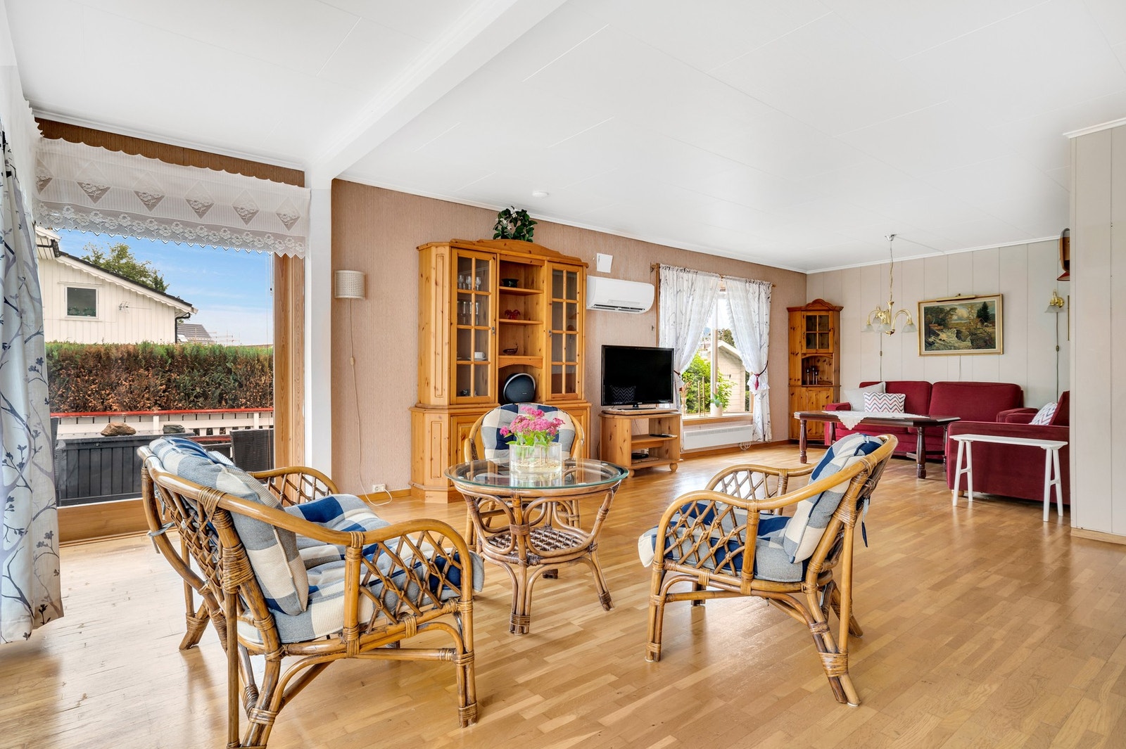 Store vindusflater som slipper inn rikelig med naturlig lys som bidrar til en trivelig atmosfære. Galleribilde